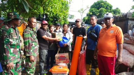 Gotong Royong dI Rumah Warga Punduh Lo Pasca Bencana alam Tanah Longsor